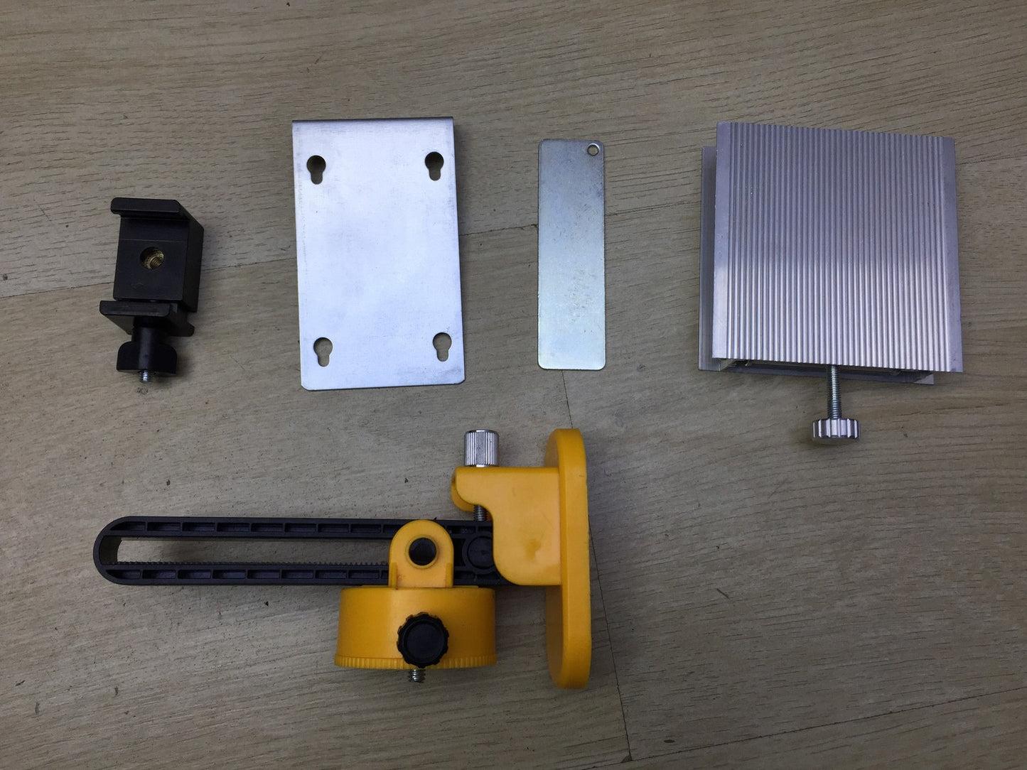 Dewalt Kreuzlinienlaser DCE089G ohne Akku, mit Ladegerät, I33955