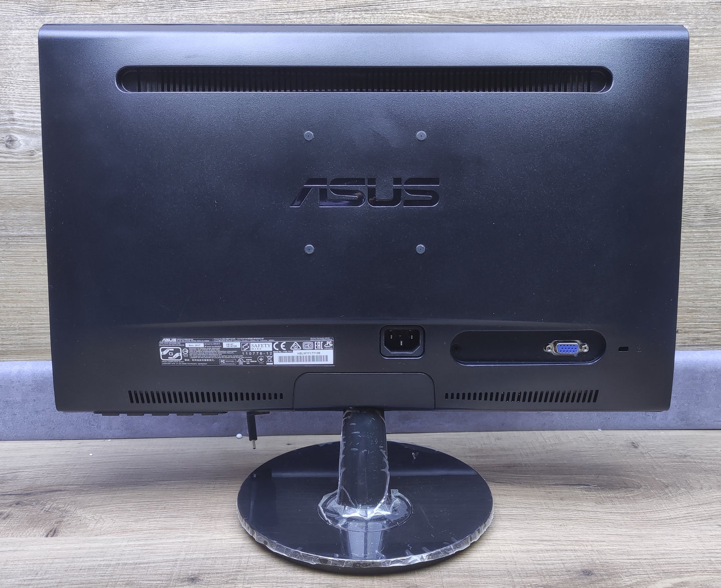 Asus VS197DE monitor 18.5" HD 1366x768 VGA TN panel 5ms black