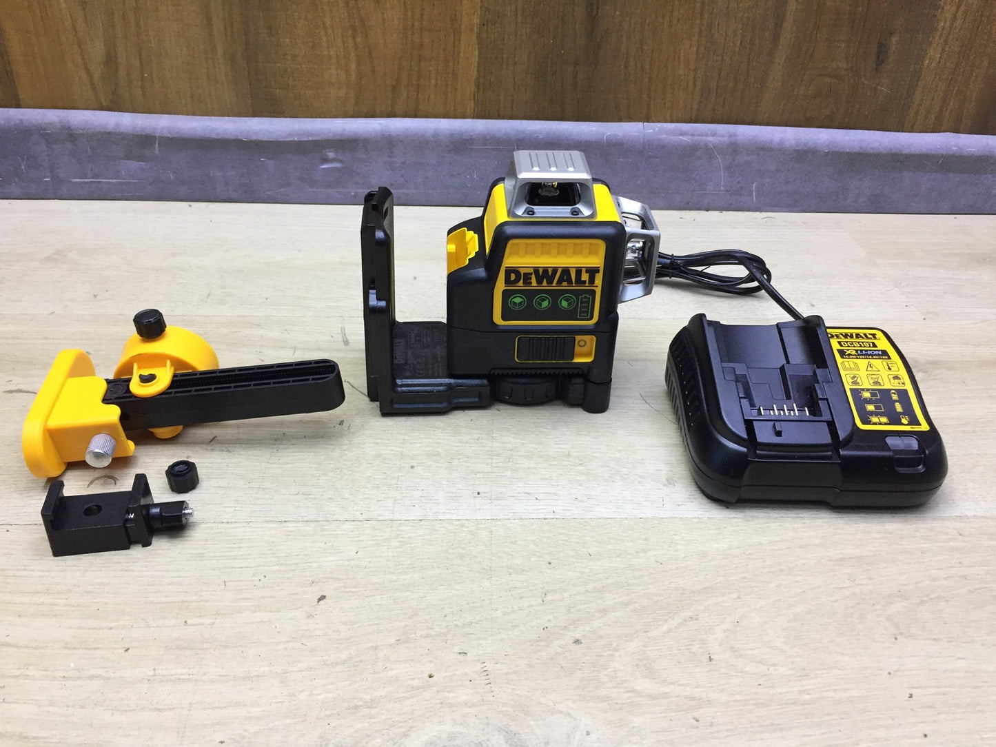 Dewalt Kreuzlinienlaser DCE089G ohne Akku, mit Ladegerät, I33955