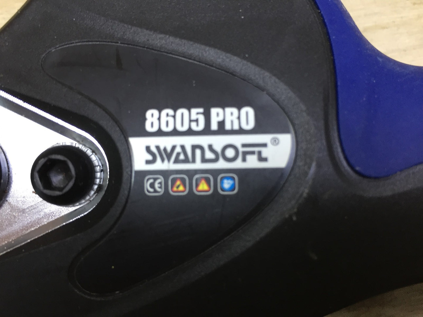 SWANSOFT 8605PRO Akku-Astschere mit Verlängerungskabel, 40mm, 2x 4Ah Akku I33739