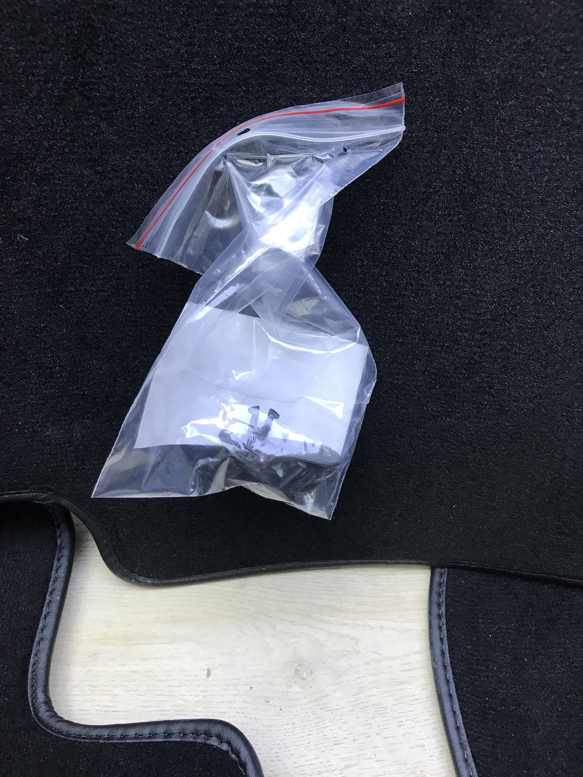 DBS 1764150 Autofußmattenset 3-teilig, für TOYOTA Rav 4, Anti Rutsch, I30975