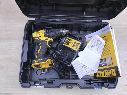 Dewalt Akku-Schlagbohrschrauber DCD709, ohne Akkus, Ladegerät, I26239