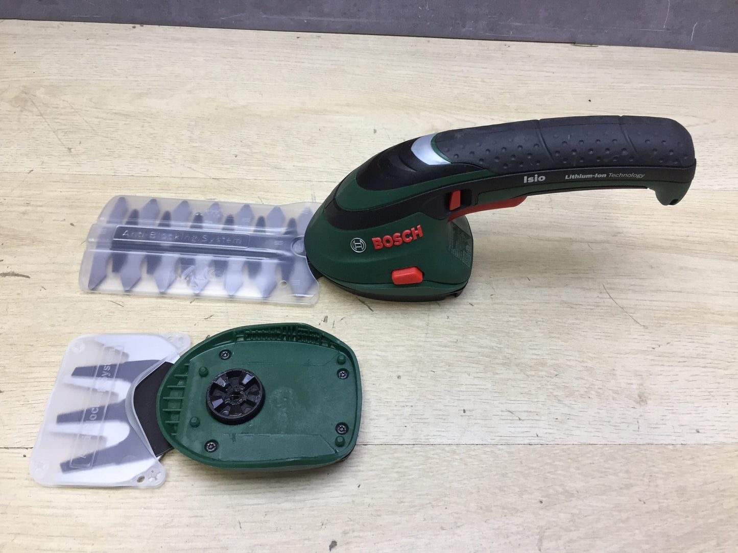 Bosch Akku-Strauch- und Grasschere Isio (3,6 Volt, Messerlänge 12 cm), I33169