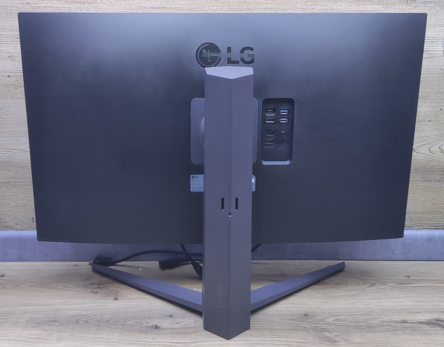 LG UltraFine 32UN880P-B 4K Monitor 31.5" UHD 3840x2160 HDR10 USB-C AMD FreeSync 