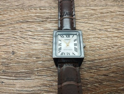 CASIO LTP-V007L-9B Quarzuhr mit Lederband, braun