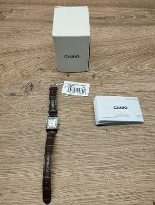 CASIO LTP-V007L-9B Quarzuhr mit Lederband, braun