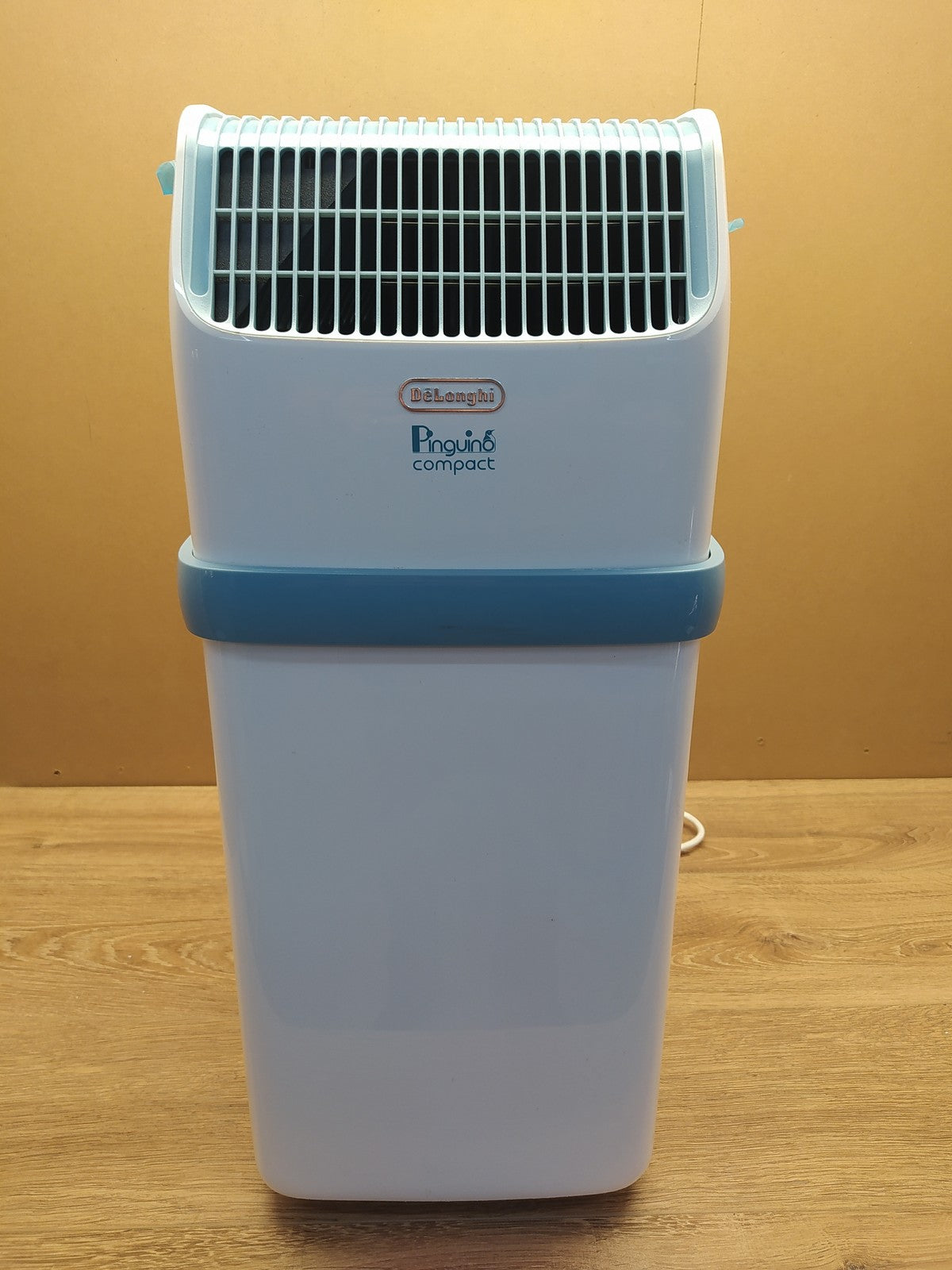 De'Longhi PAC ES72 YOUNG Mobiles Klimagerät, 8300 BTU, I39395