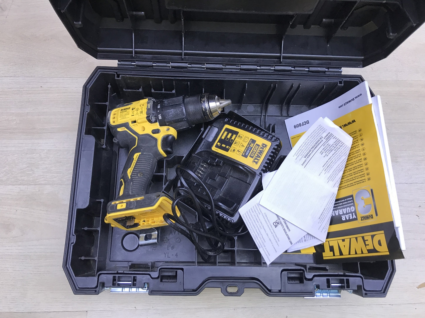 Dewalt Akku-Schlagbohrschrauber DCD709, ohne Akkus, Ladegerät, I26239
