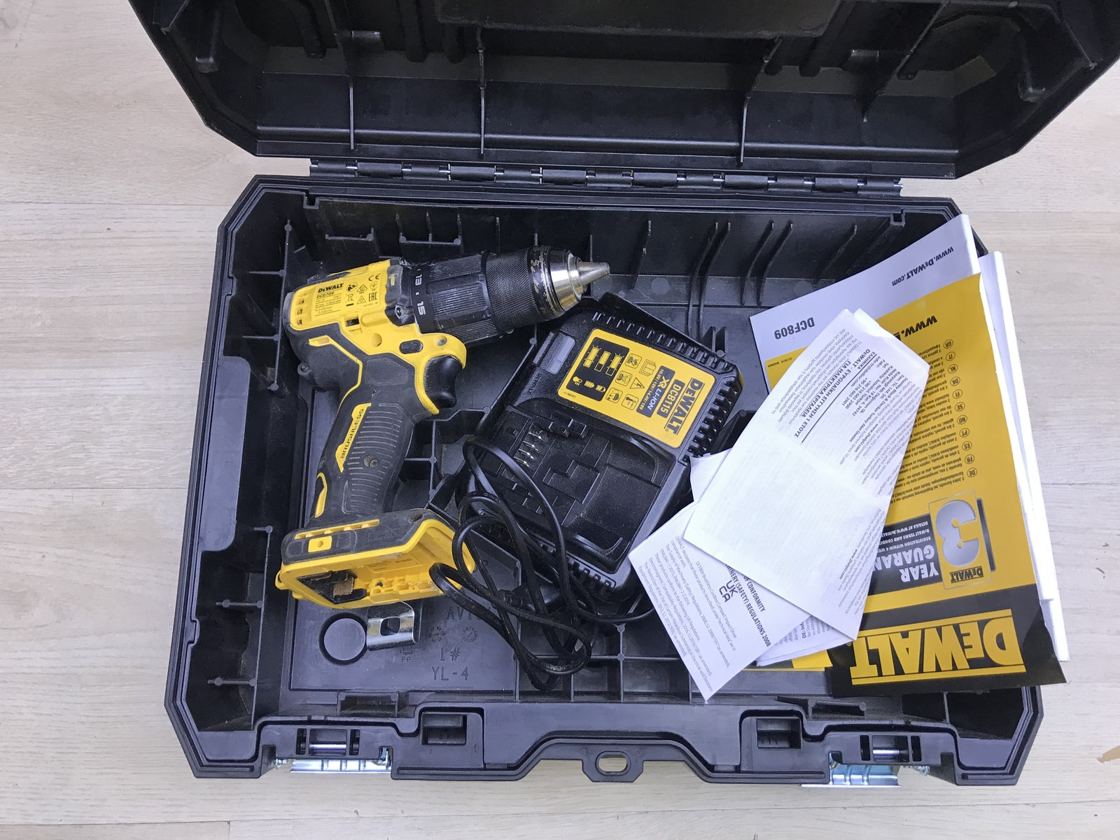 Dewalt Akku-Schlagbohrschrauber DCD709, ohne Akkus, Ladegerät, I26239
