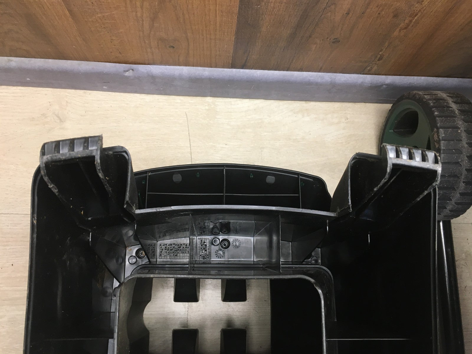 Bosch Leisehäcksler AXT 25 D, 2.500 W, für Hartholz und Dornensträucher, I38221