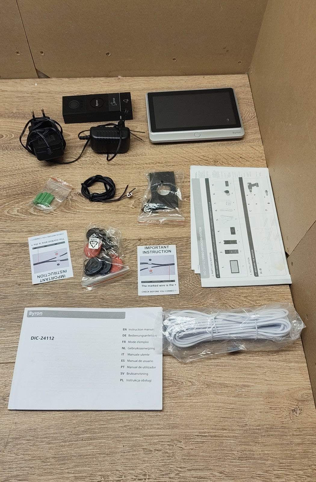 Byron DIC-24112 RFID-Videogegensprechanlage mit einem 7 Zoll HD, I40183