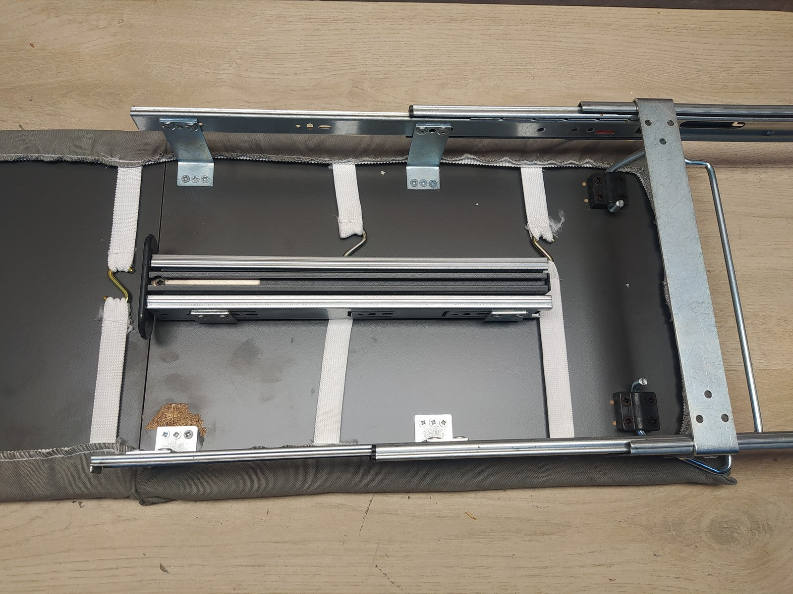 Emuca Bügelbrett für Möbel klappbar, gedämpftes System, 890x300mm, I36863
