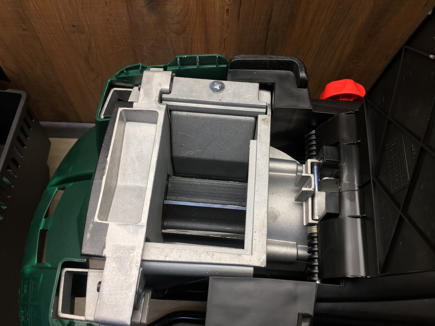 Bosch Leisehäcksler AXT 25 D, 2.500 W, für Hartholz und Dornensträucher, I38270