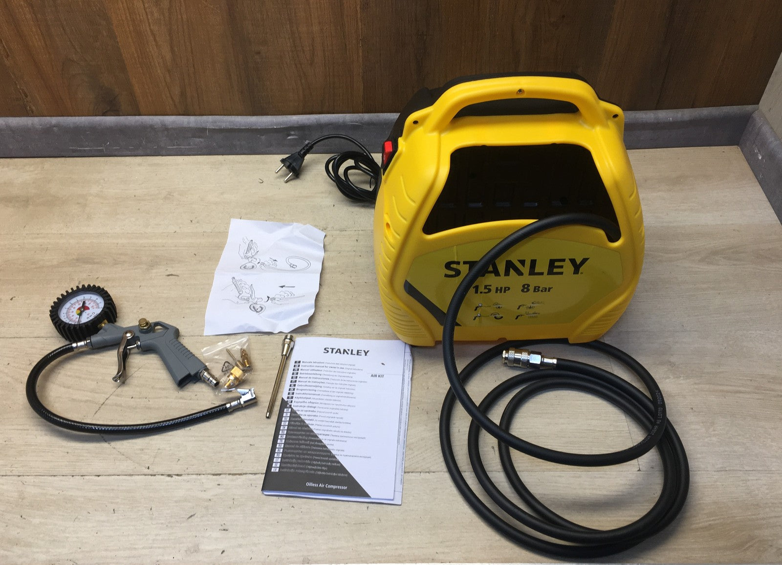 Stanley AirKit Kompressor 1100W 230V inkl. Reifenfüller und Pistole, I38344
