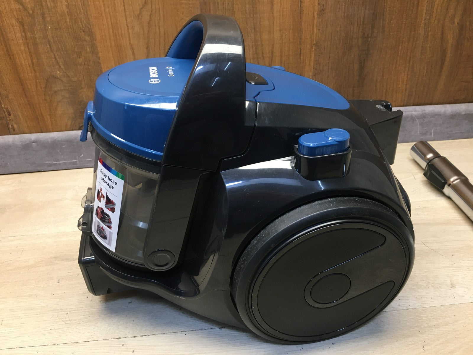 Bosch Serie 2 Staubsauger beutellos BGC05A220A, 700W, I39736