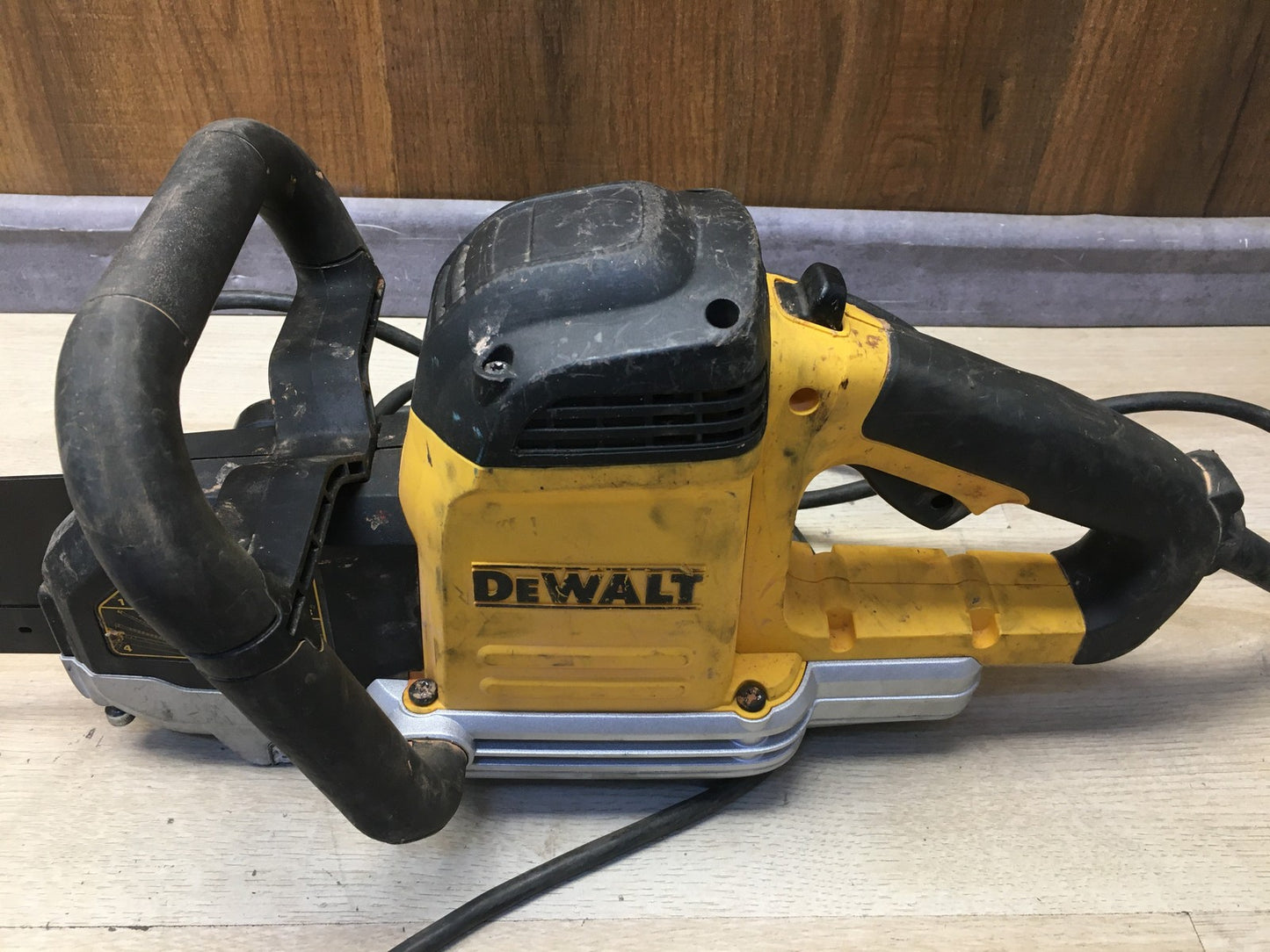 DeWalt DWE397 Alligator Spezial-Säge 1700 W für Hochlochziegel, I37790