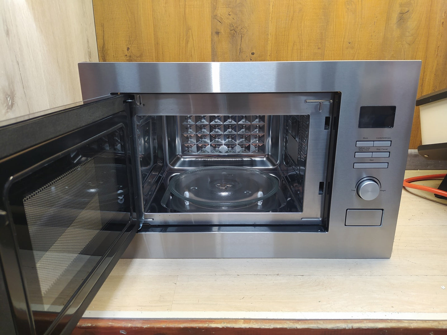 Bomann MWG 3001 H EB Einbaumikrowelle mit Grill und Heißluft, 25L, 900W, I38706