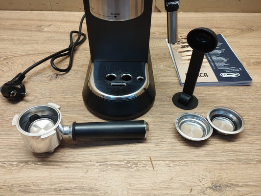 De'Longhi EC685.BK Espressomaschine mit Milchaufschäumer, I40396