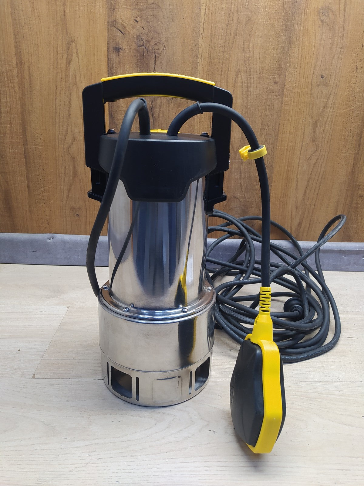 Stanley SXUP1100XDE Tauchpumpe für Schmutzwasser (1100 W, 16.500 l/h), I36493