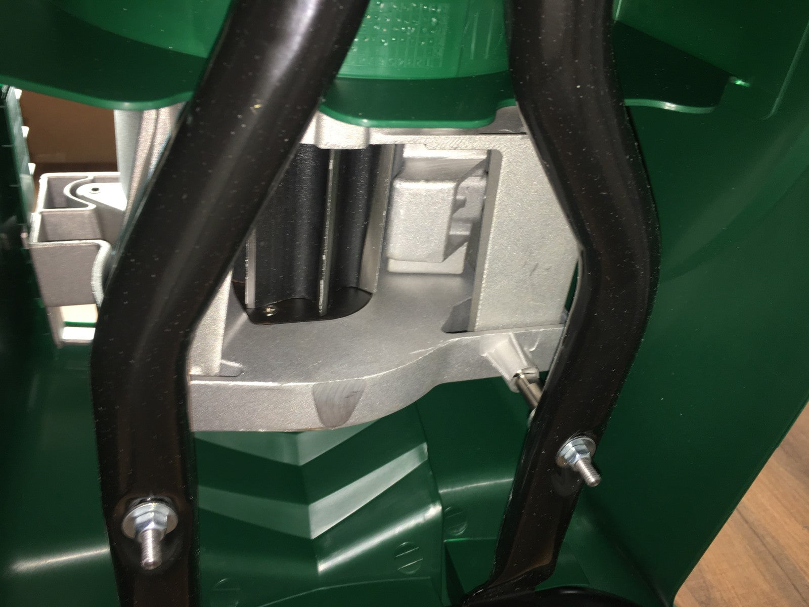 Bosch Leisehäcksler AXT 25 D, 2.500 W, für Hartholz und Dornensträucher, I38270