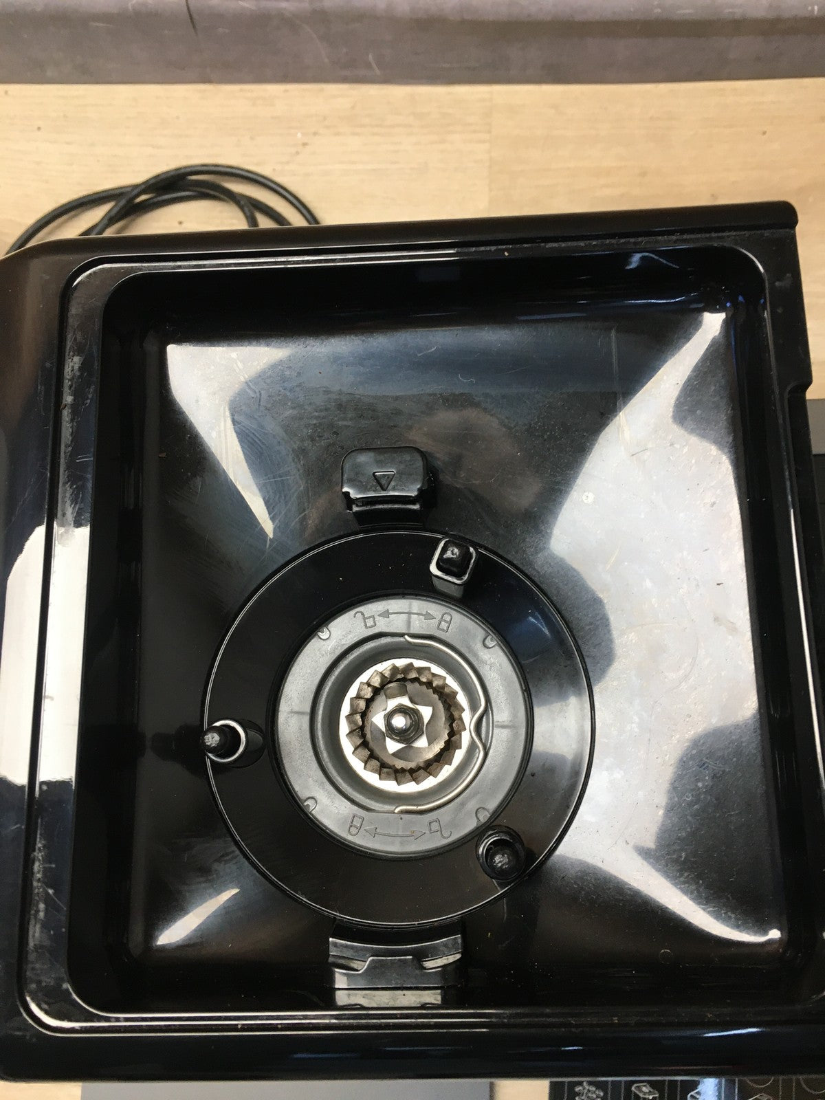 ZACHVO CM9002I-GS Kaffeevollautomat mit Milchbehälter, 20 Bar, I35992
