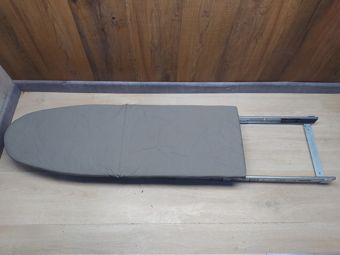 Emuca Bügelbrett für Möbel klappbar, gedämpftes System, 890x300mm, I36863