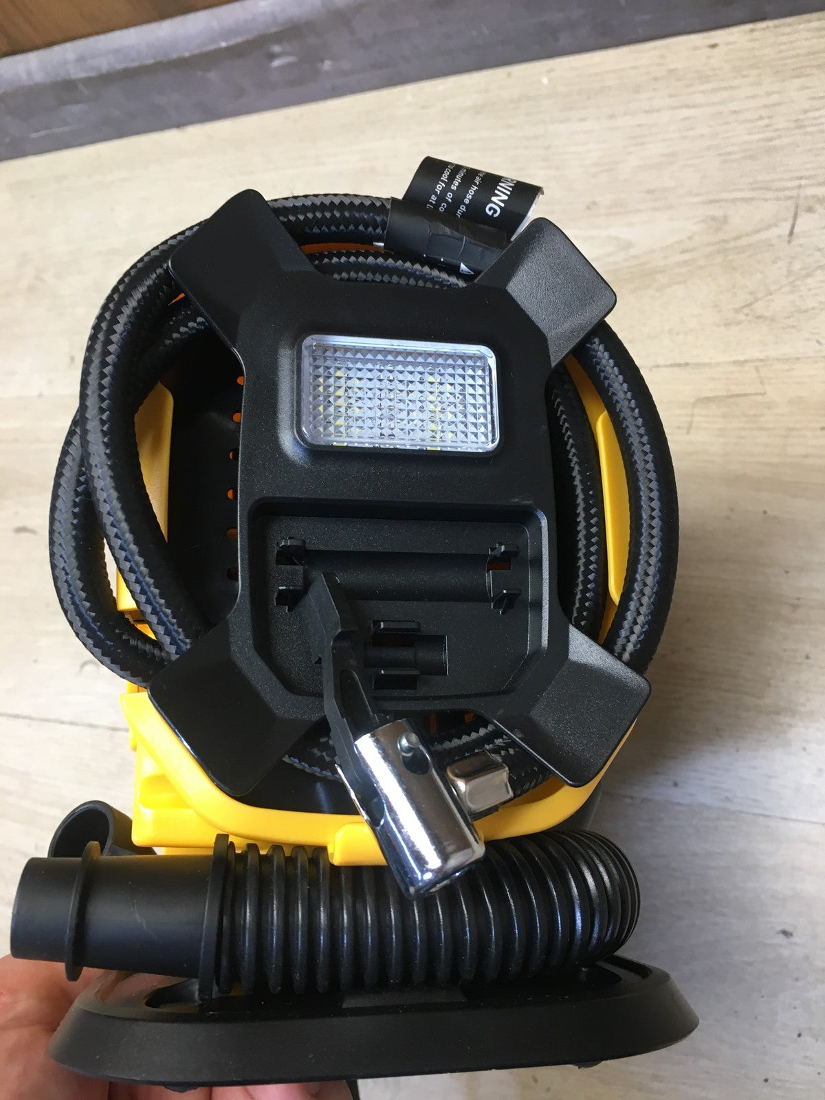 AstroAI ATJ-8366 Luftkompressor Auto 12V DC/230V AC Duale Stromquellen, I38169