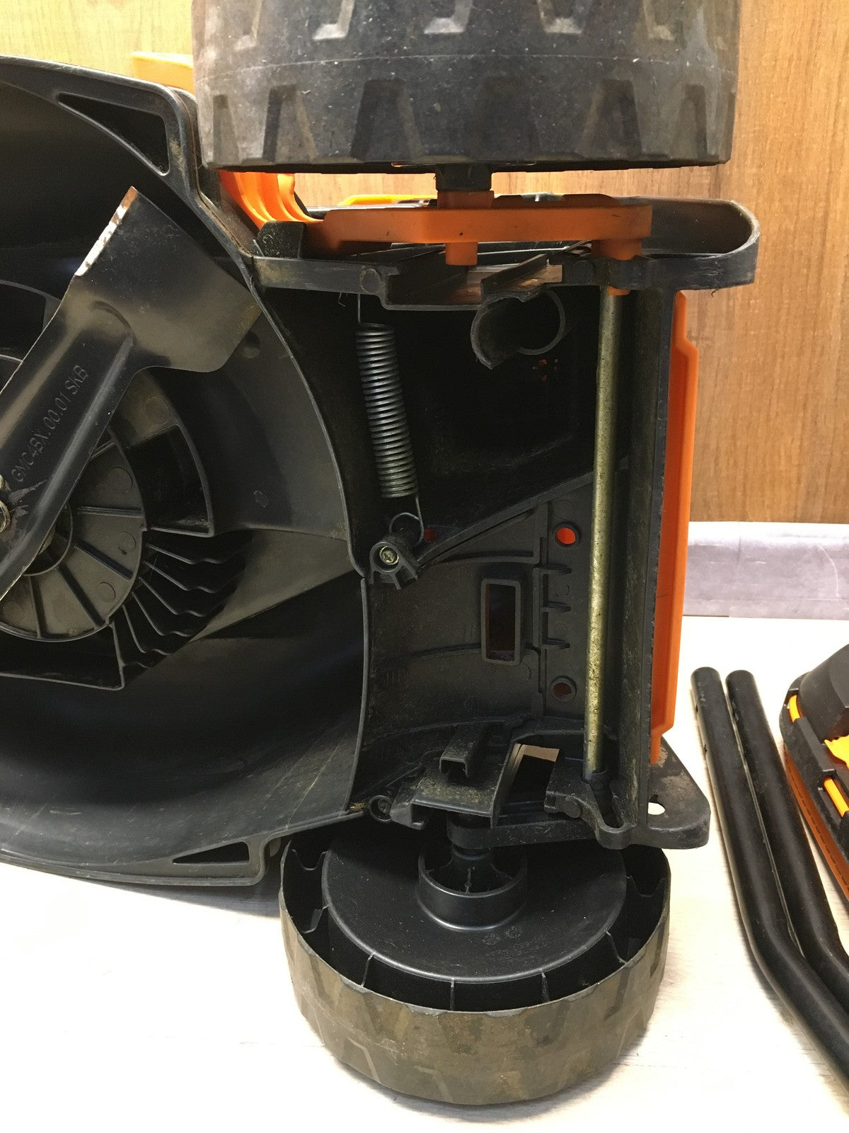 LawnMaster CLMF2434G Akku-Rasenmäher 24V, 34cm, mit 2x Akku, I37048