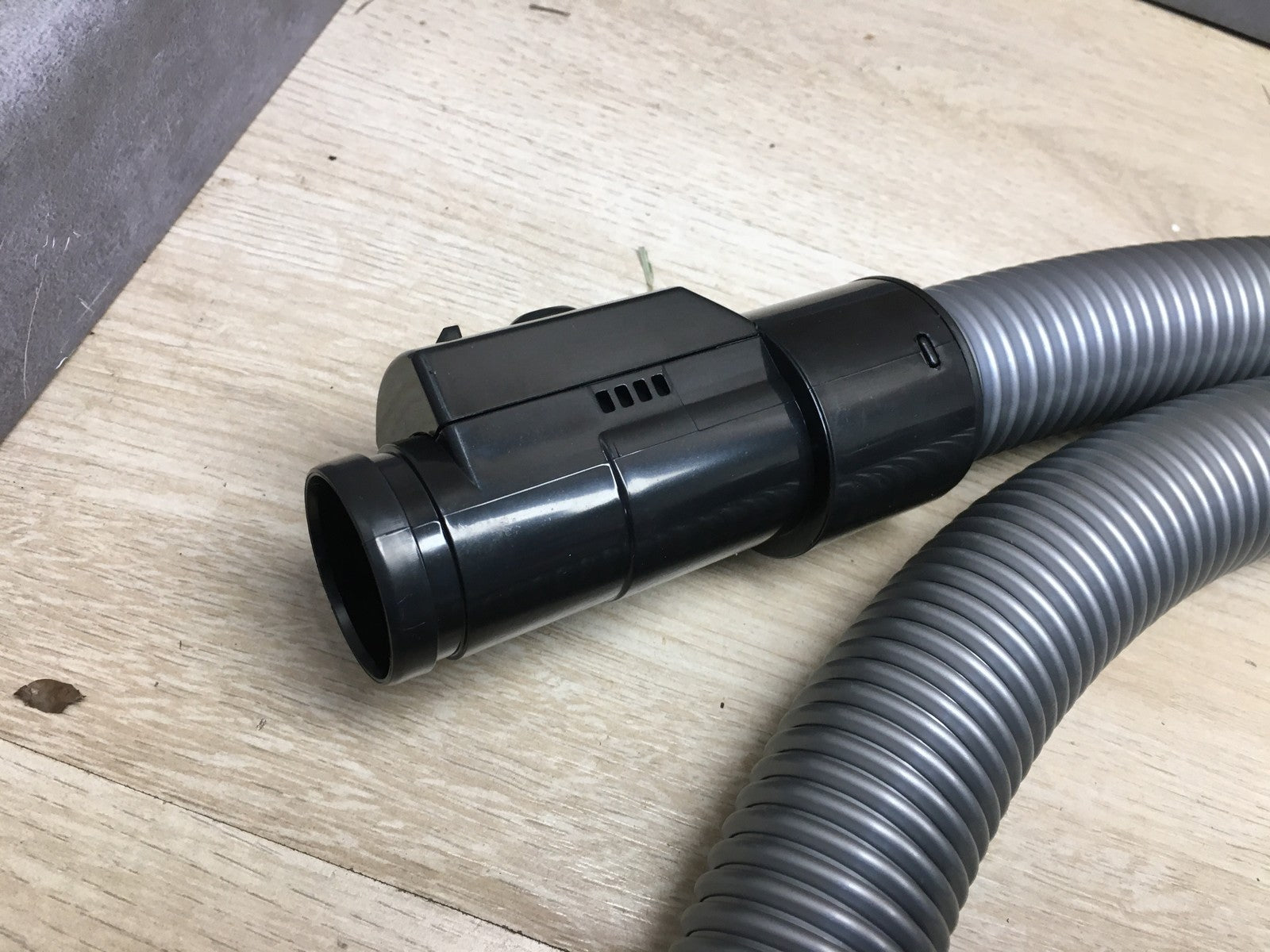 Bosch Serie 2 Staubsauger beutellos BGC05A220A, 700W, I39736