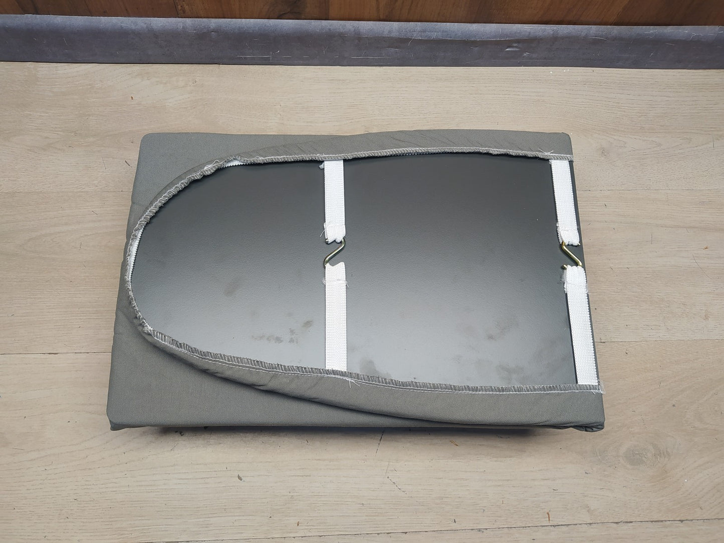 Emuca Bügelbrett für Möbel klappbar, gedämpftes System, 890x300mm, I36863