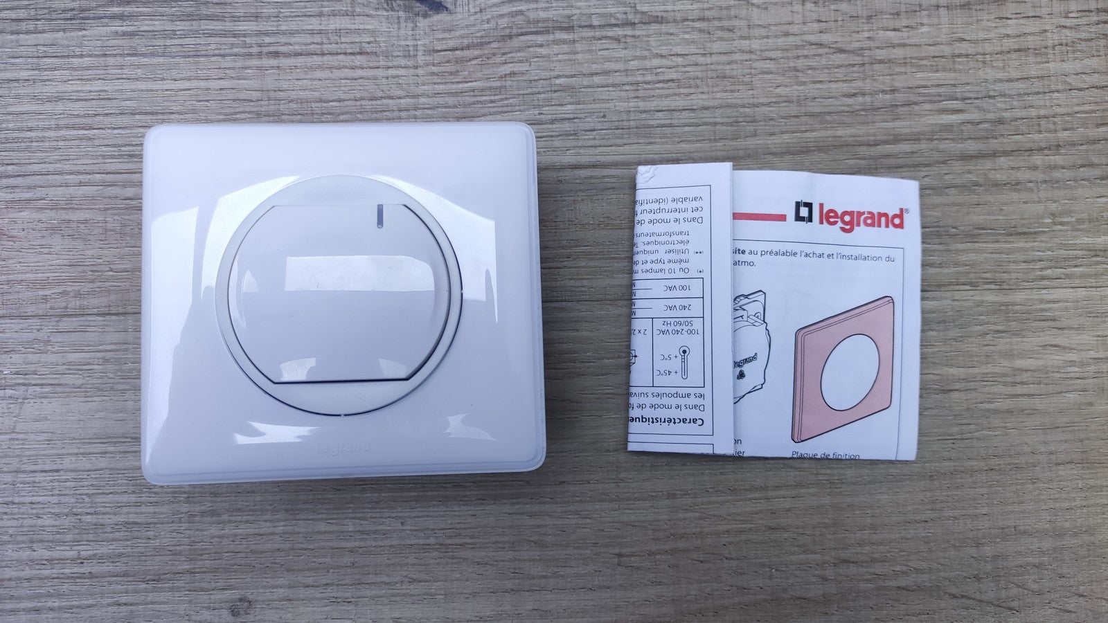 Legrand 067721 drahtgebundener Dimmschalter, I36189