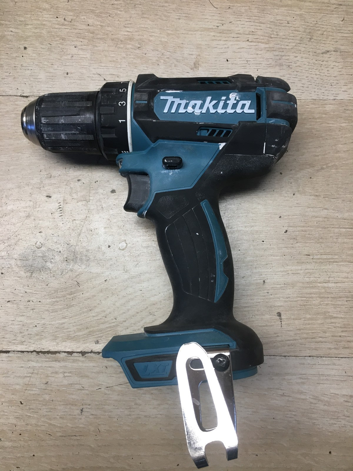 Makita DDF482 Akku-Bohrschrauber ohne Akkus, mit Ladegerät, I38204