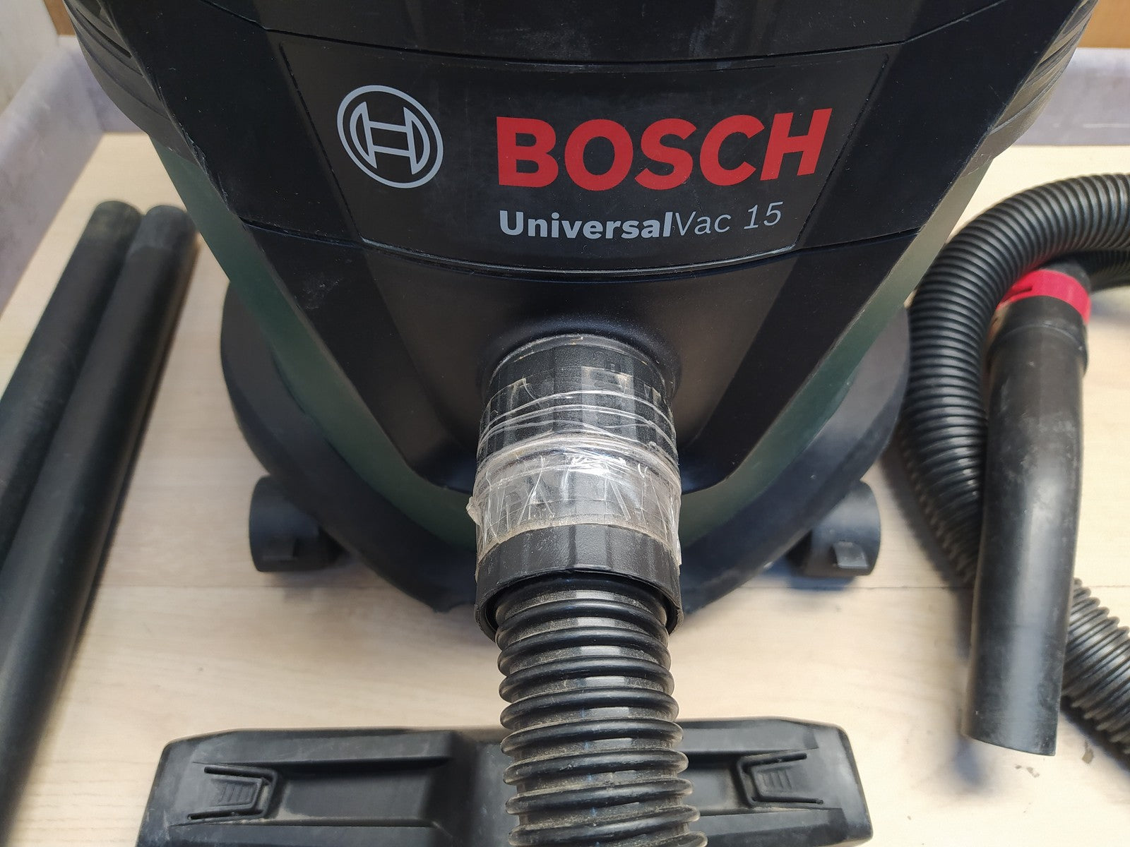 Bosch UniversalVac 15 Nass-/Trockensauger 06033D1100, I37482
