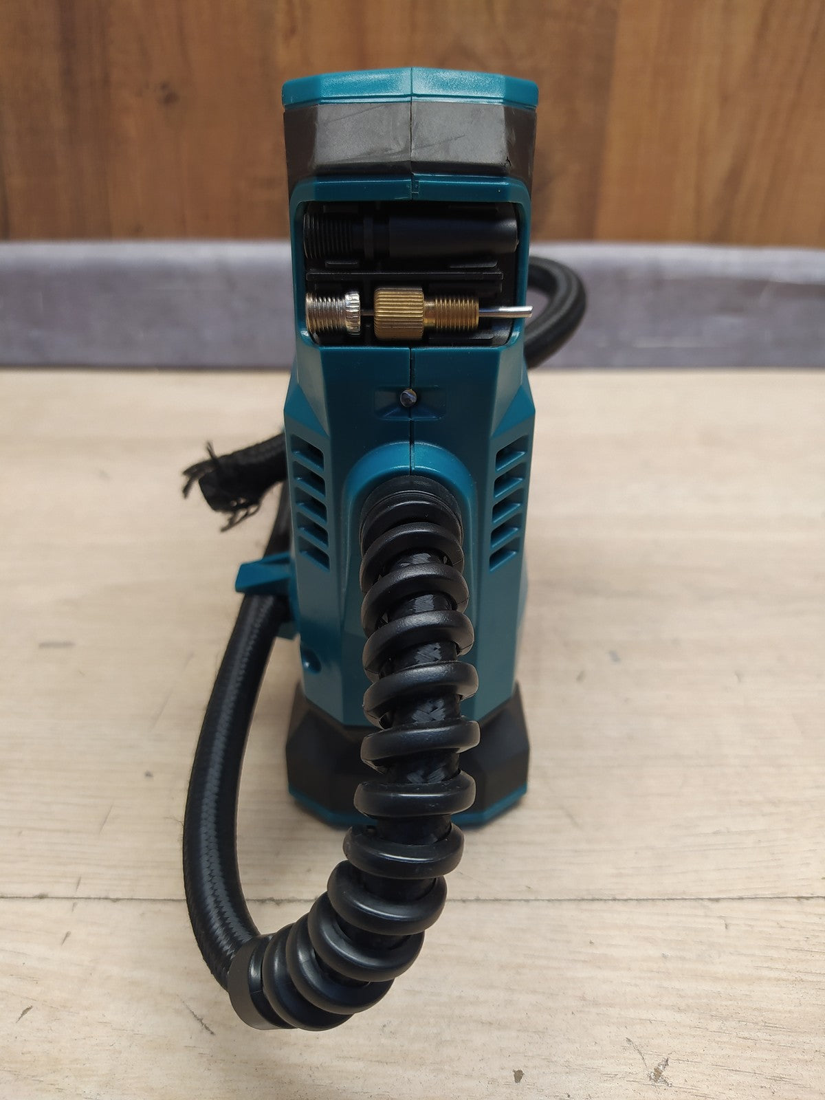 Makita DMP180Z Akku-Kompressor 8,3 bar 18V (ohne Akku, ohne Ladegerät), I37911