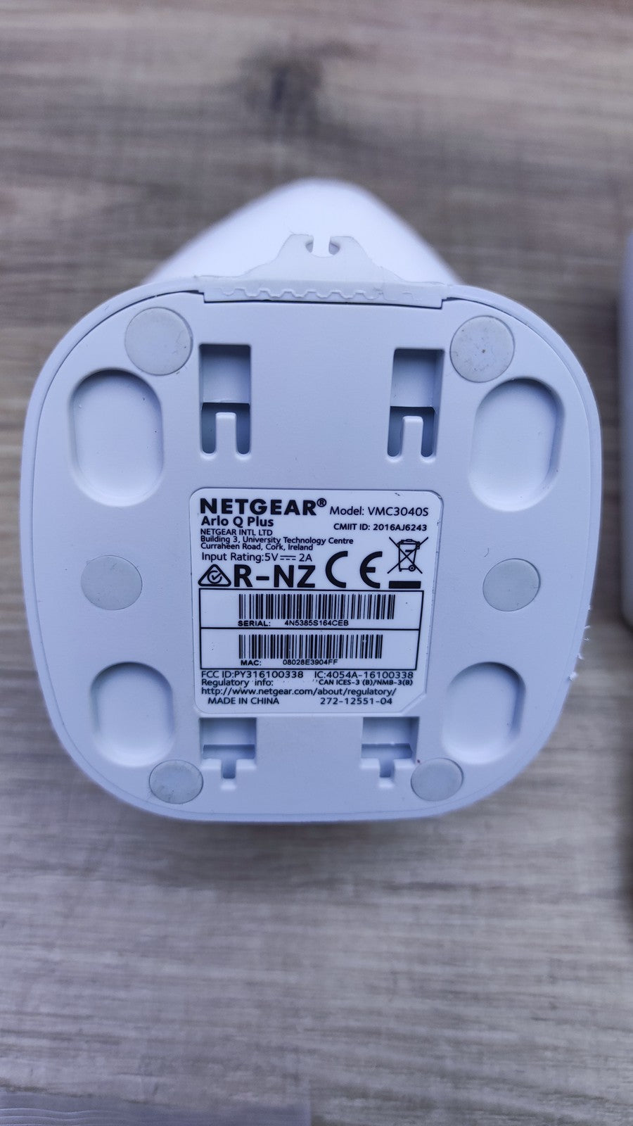 Netgear Arlo Q Plus 1080p HD-Sicherheitskamera PoE PD VMC3040S, I36532