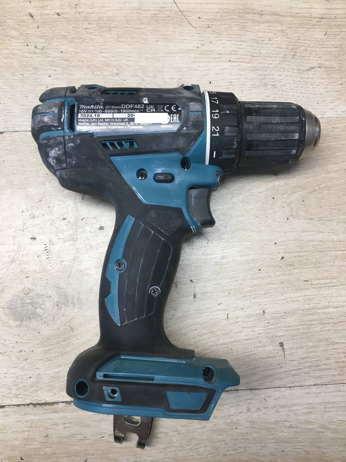 Makita DDF482 Akku-Bohrschrauber ohne Akkus, mit Ladegerät, I38204