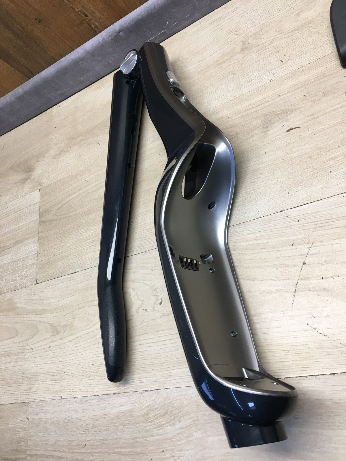 Grundig GMS2500 2 in 1 Akku-Stab-/Handstaubsauger VCH 9832 I36231