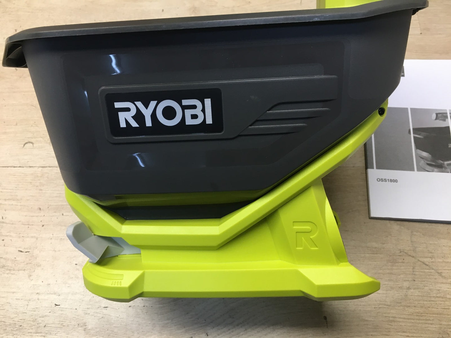 RYOBI 18 V ONE+ Akku-Universalstreuer OSS1800 solo, 4 L Tank, I38669