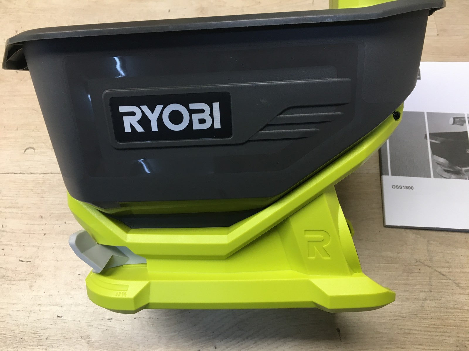 RYOBI 18 V ONE+ Akku-Universalstreuer OSS1800 solo, 4 L Tank, I38669