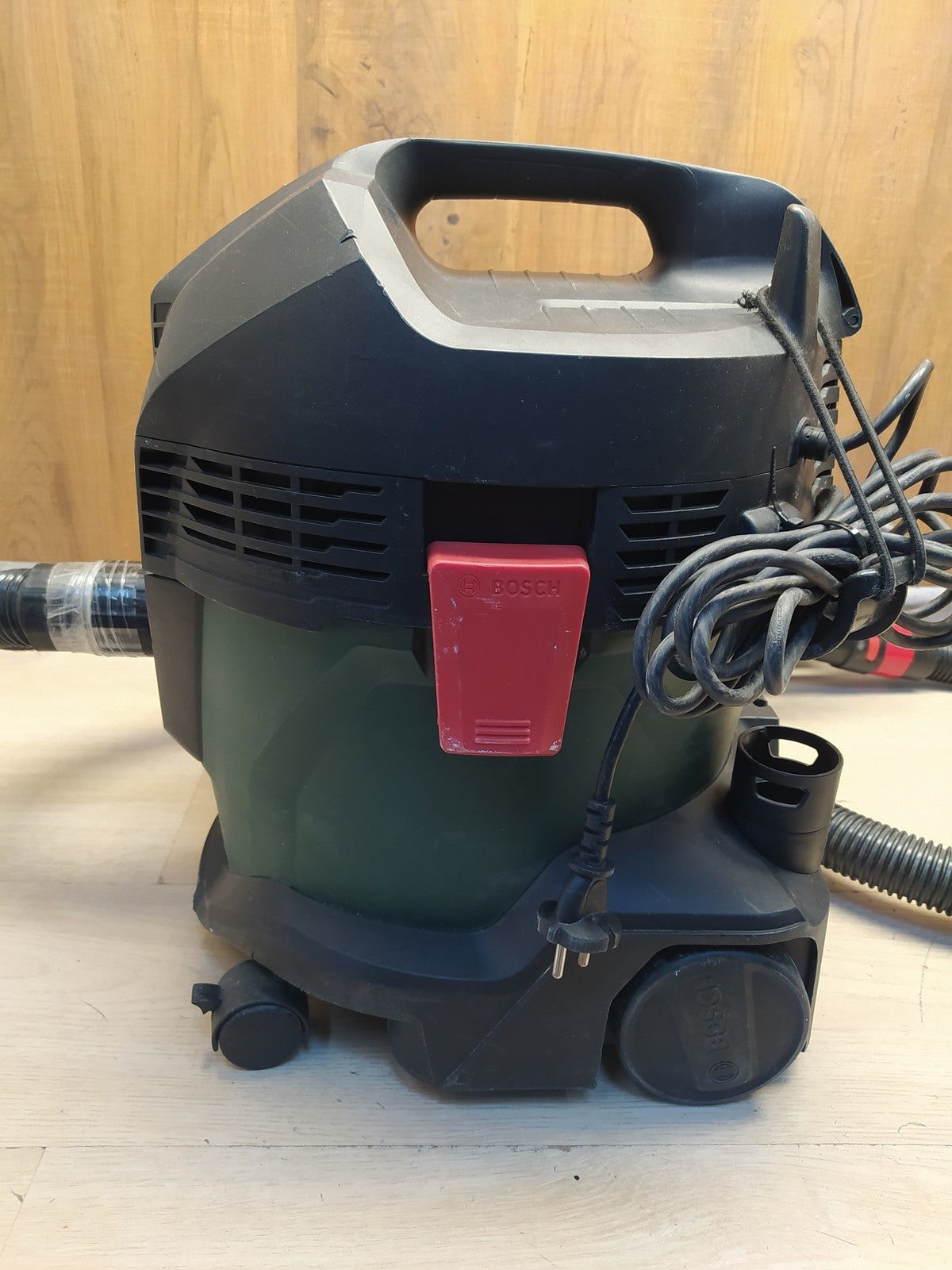 Bosch UniversalVac 15 Nass-/Trockensauger 06033D1100, I37482