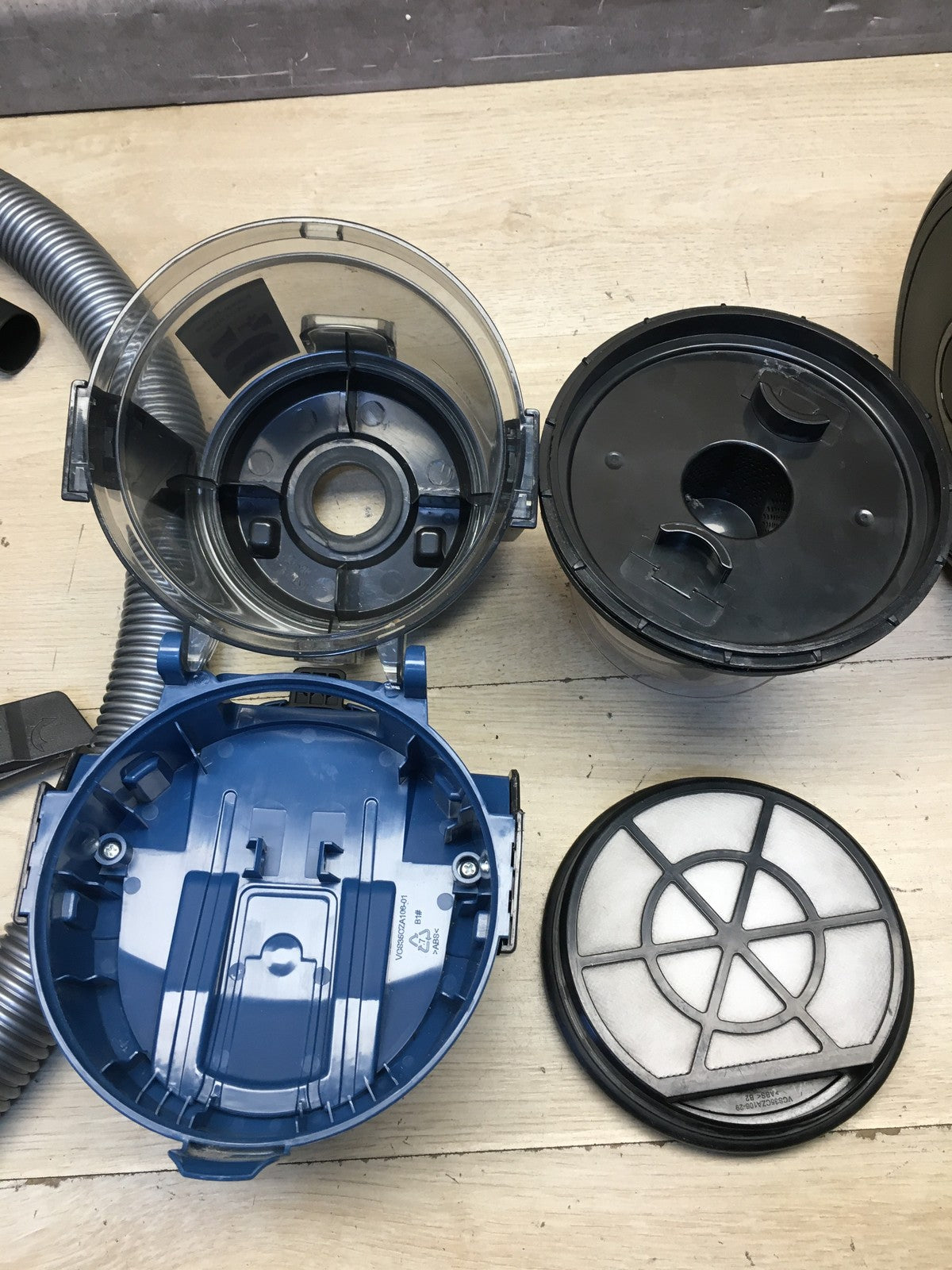 Bosch Serie 2 Staubsauger beutellos BGC05A220A, 700W, I39736