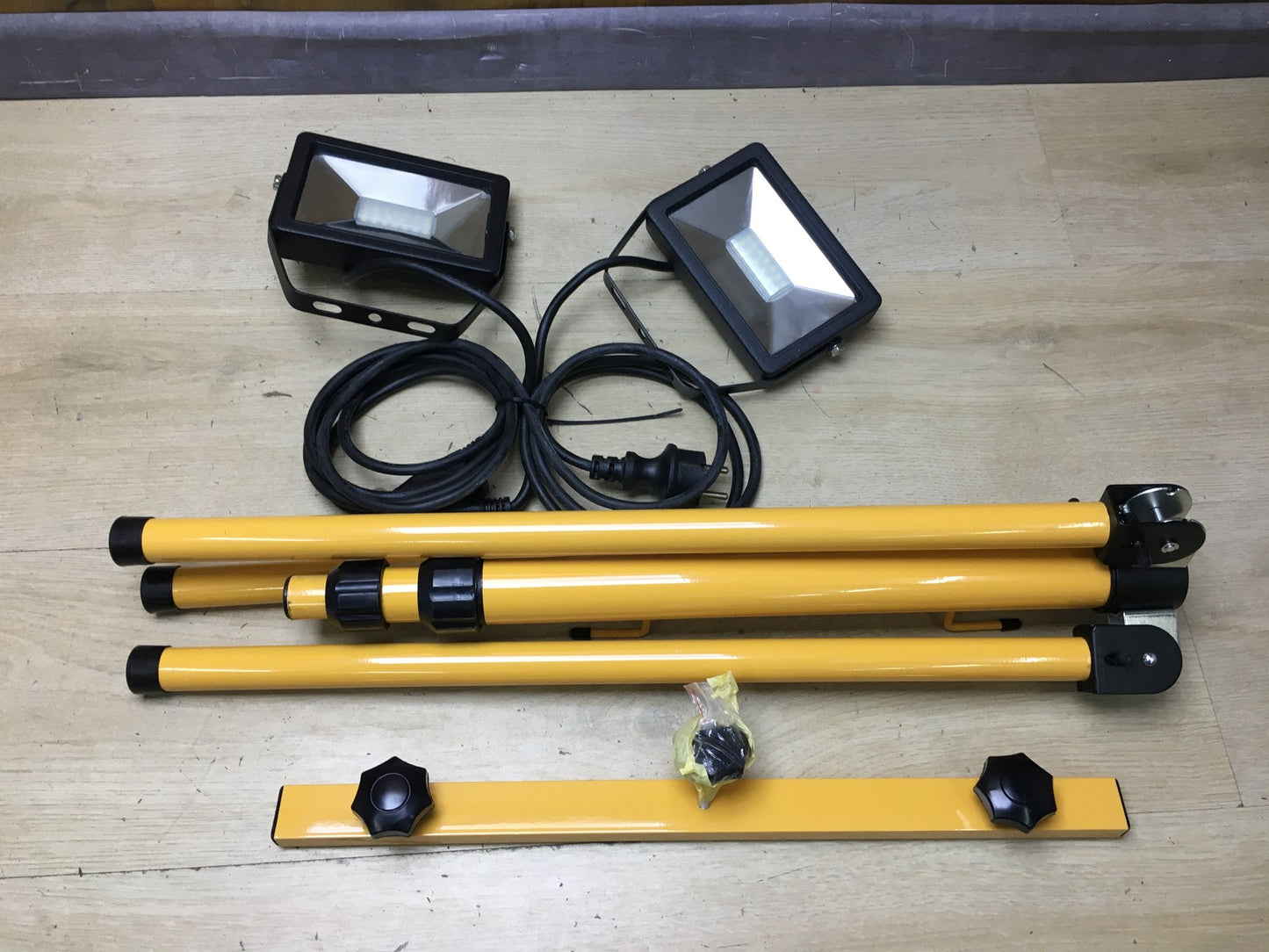 Kopp LED Baustrahler 2x 20 Watt mit höhenverstellbarem Teleskopstativ, I35719