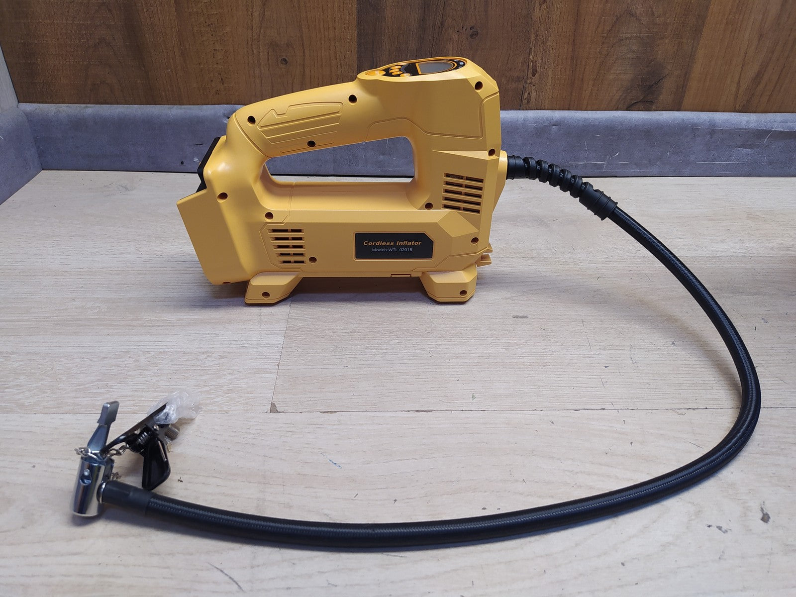 QUPERR WTL-0201B Akku-Kompressor Solo, kompatibel mit Dewalt 18V Akku, I37910