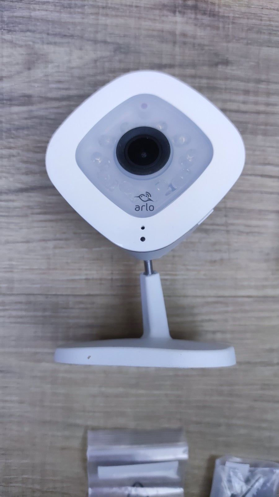 Netgear Arlo Q Plus 1080p HD-Sicherheitskamera PoE PD VMC3040S, I36532