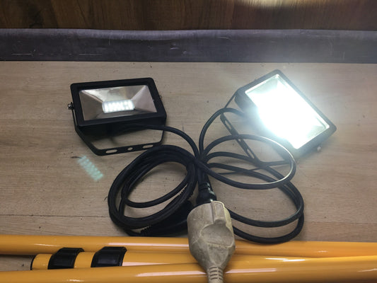Kopp LED Baustrahler 2x 20 Watt mit höhenverstellbarem Teleskopstativ, I35719