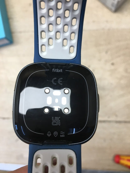 Fitbit Versa 4 Smartwatch mit Sportarmband, I39160