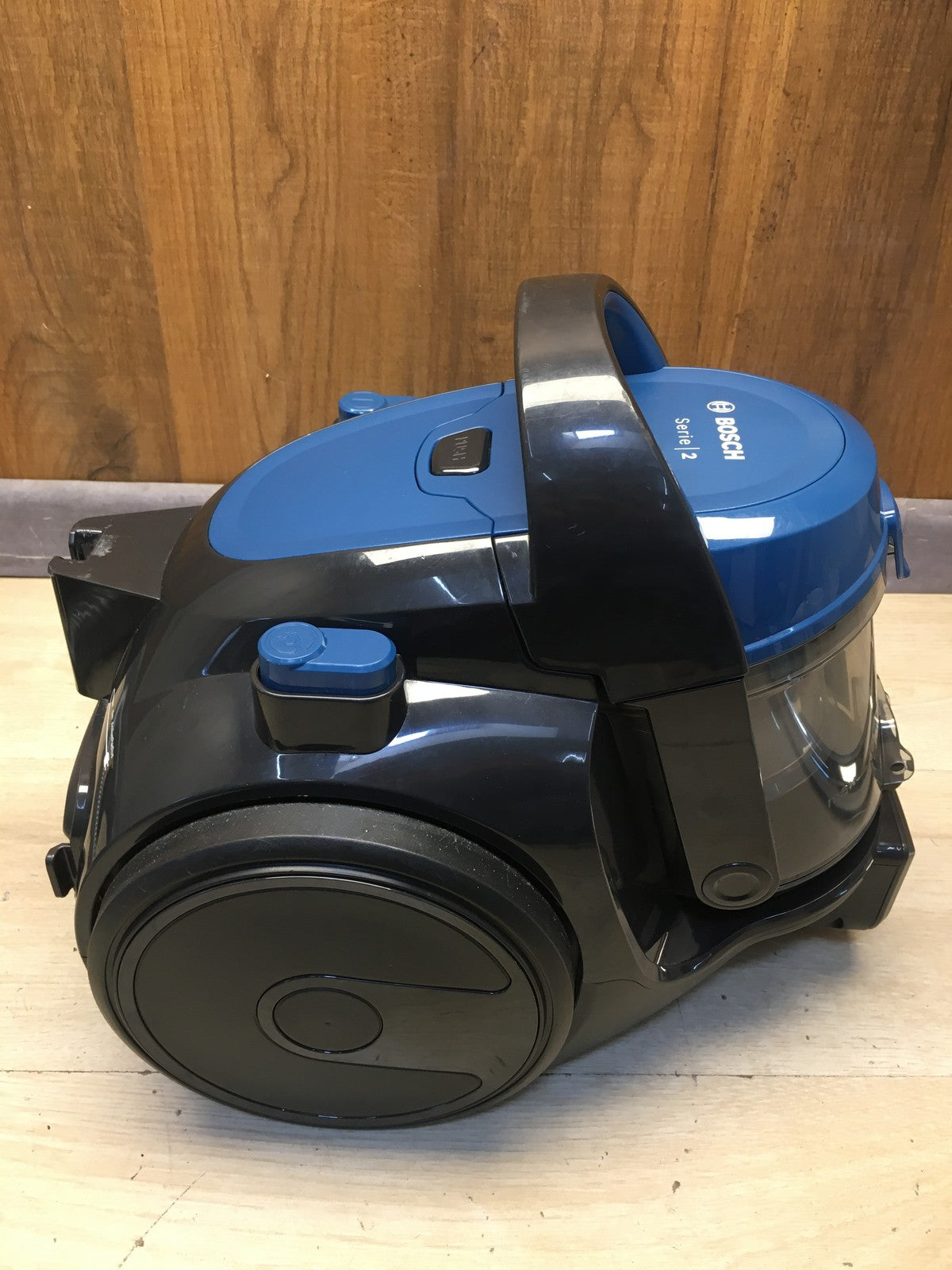 Bosch Serie 2 Staubsauger beutellos BGC05A220A, 700W, I39736