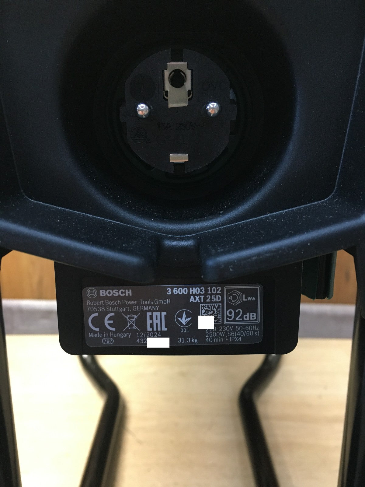 Bosch Leisehäcksler AXT 25 D, 2.500 W, für Hartholz und Dornensträucher, I38270