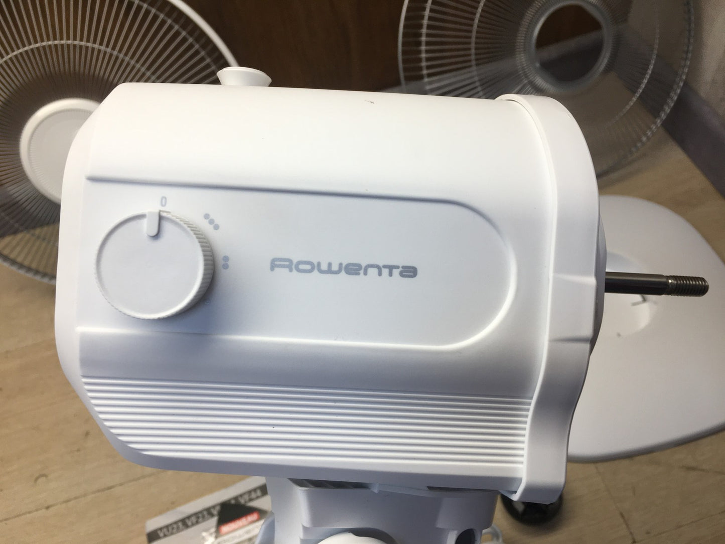 Rowenta Essential VU2330 Tischventilator mit 3 Geschwindigkeitsstufen, I39135