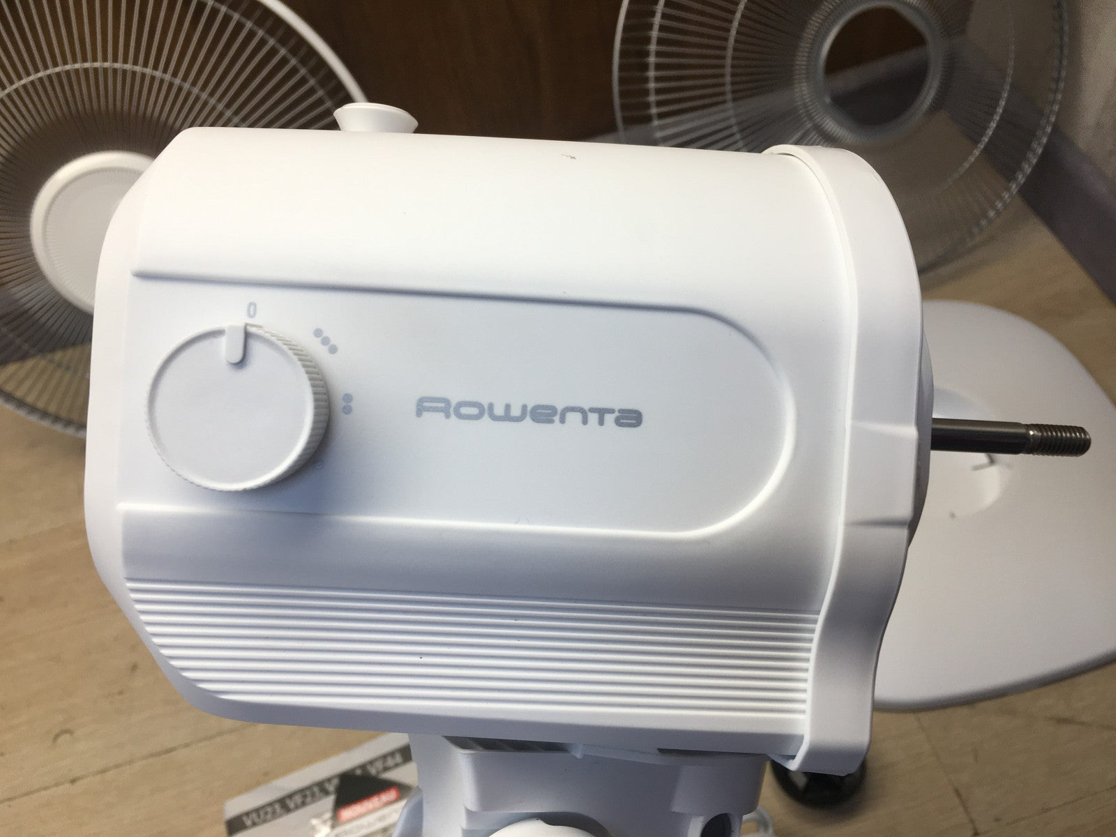 Rowenta Essential VU2330 Tischventilator mit 3 Geschwindigkeitsstufen, I39135
